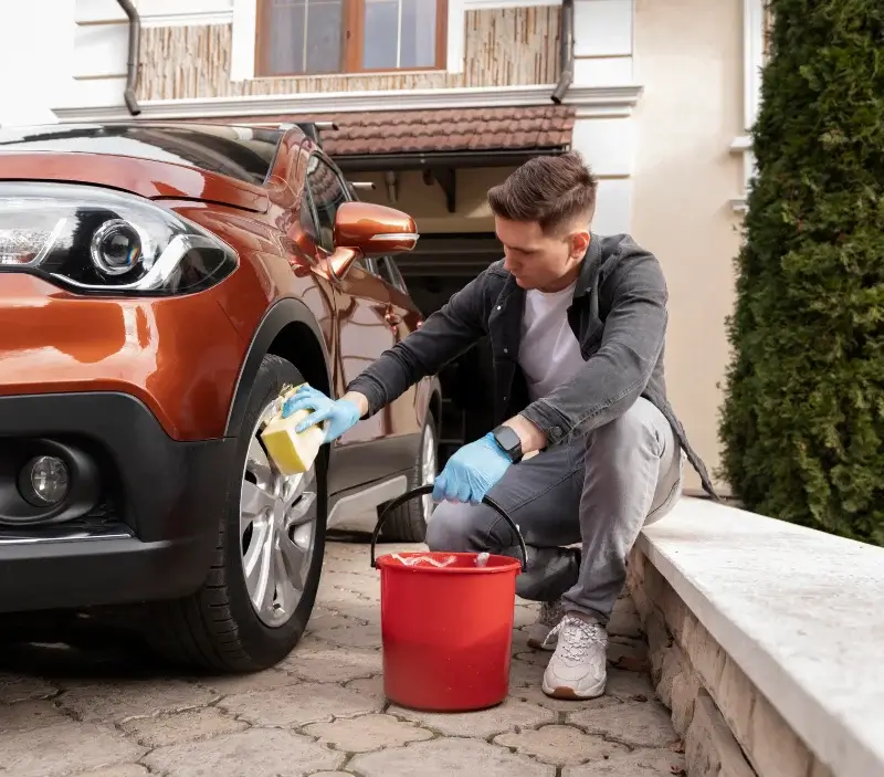 Lavage auto à domicile Beauvoir-sur-Niort : professionnel intervenant sur un véhicule
